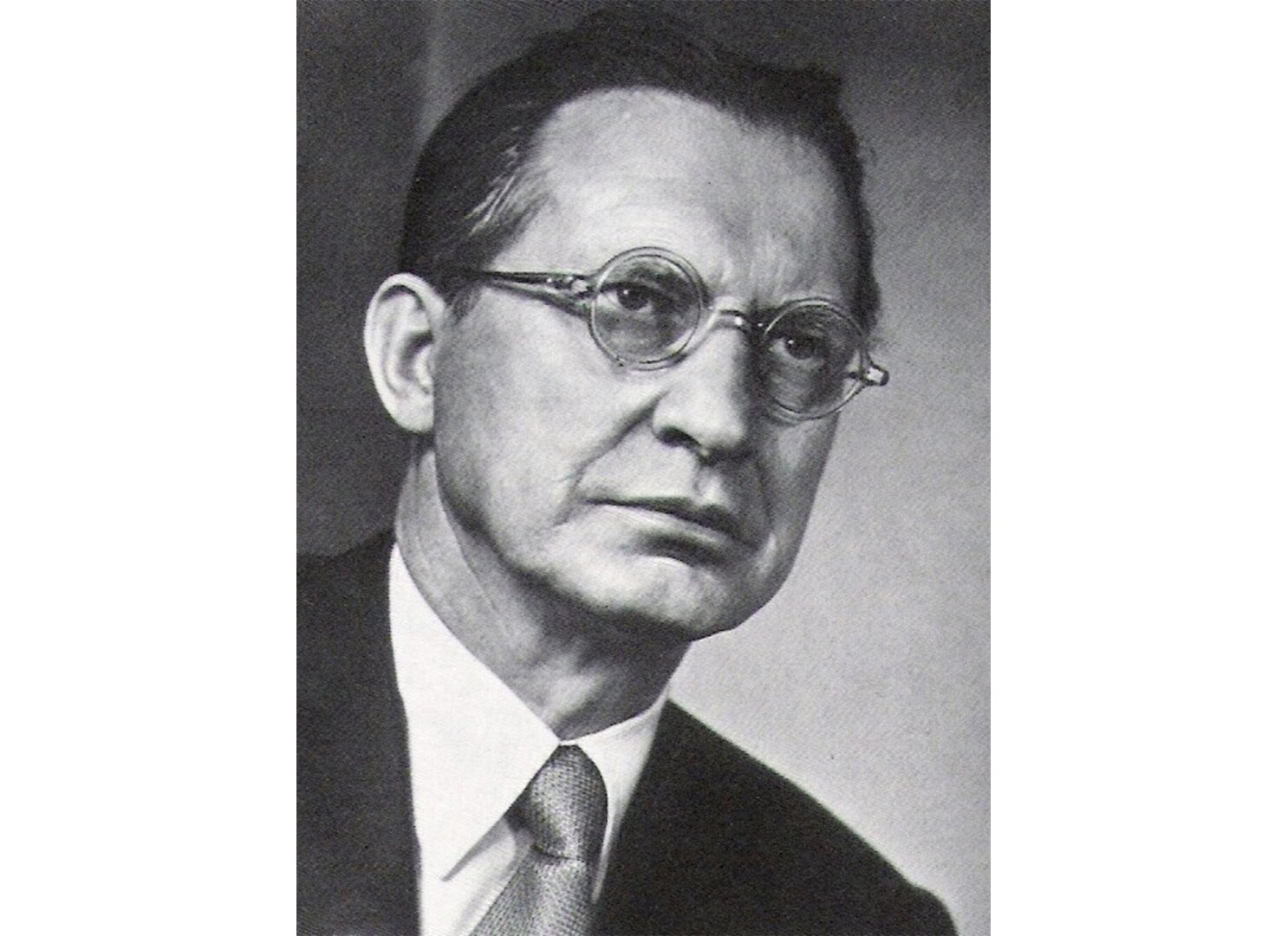 Fotografia czarno-biała przedstawiająca portret Alcide de Gasperi.