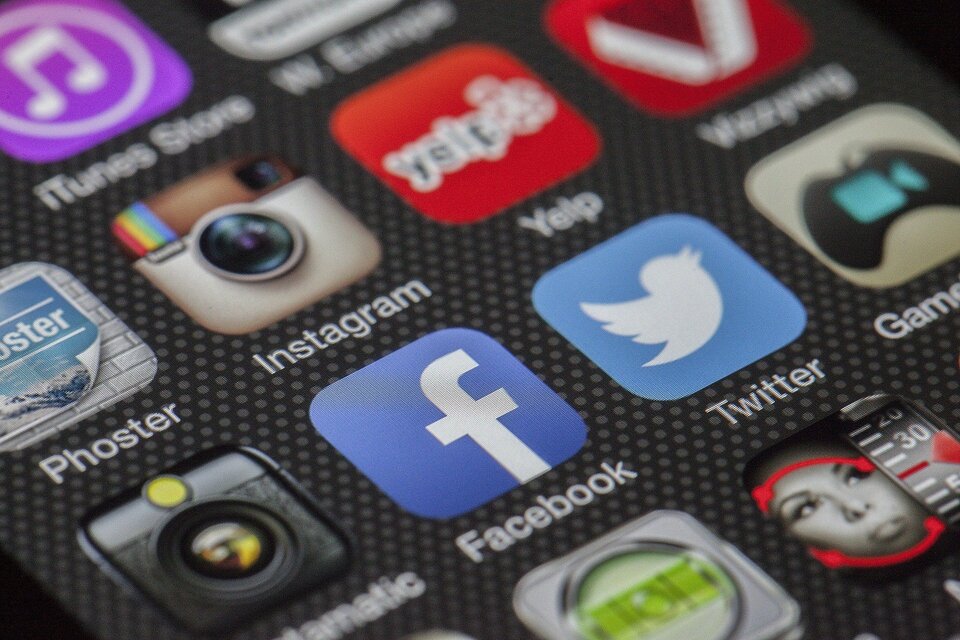 Zdjęcie prezentuje ekran smartfonu, na którym są ikony aplikacji mobilnych. Wśród nich są między innymi Instagram, Facebook i Twitter.