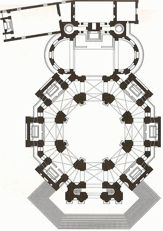 Czarno‑biały rzut architektoniczny kościoła o centralnym, wielobocznym planie; w środku znajduje się okrągła przestrzeń otoczona naprzemiennymi kaplicami i grubymi filarami, z przedsionkiem i schodami u dołu planu oraz symetrycznymi pomieszczeniami po bokach, a linie przerywane wyznaczają osie konstrukcyjne.