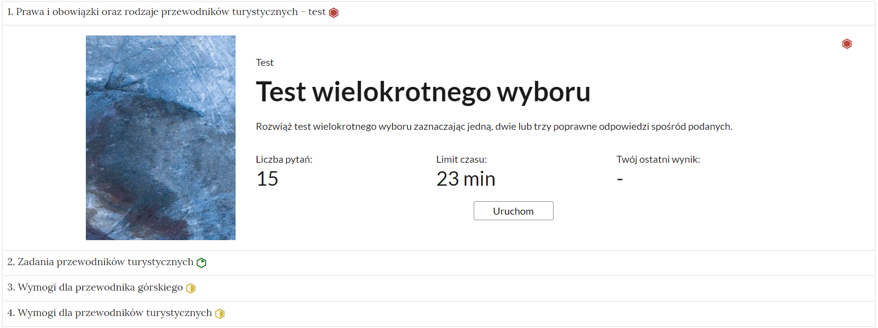 Grafika przedstawia widok interaktywnych materiałów sprawdzających. Widoczne są czarne napisy usytuowane na prawo i poniżej niebiesko‑granatowego prostokąta w pionie. Poniżej lista numeryczna z tytułami ćwiczeń.