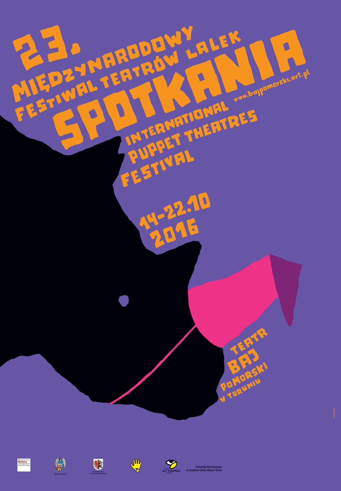 Ilustracja przedstawia plakat Krzysztofa Białkowicza promujący 23. Międzynarodowy Festiwal Teatrów Lalek w Toruniu. Na niebieskim tle umieszczony jest motyw graficzny, przedstawiający czarną głowę nosorożca, który ma założoną różowo‑fioletową czapeczkę z gumką pod brodą. Powyżej, pod skosem naniesione są pomarańczowe napisy, informujące o rodzaju wydarzenia, dacie i stronie internetowej. Pod głową nosorożca znajduje się informacja o miejscu festiwalu. Tekst wykonany jest prostą, blokową czcionką o kwadratowym kształcie.