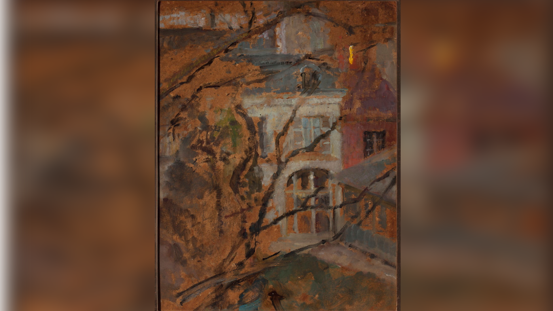 Ilustracja przedstawia obraz. Jego lewy bok zacieniają gałęzie, na których zarysowują się jesienne liście. Dalszy plan stanowią dwa budynki, dwukondygnacyjny na wprost i parterowy po prawej stronie. Budynki mają duże okna z licznymi szprosami. 