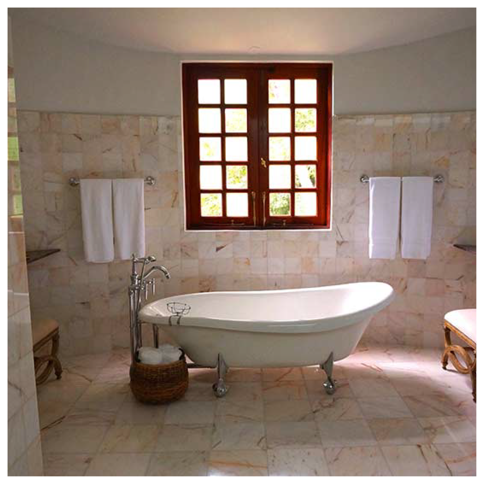 Widoczna jest łazienka. Pod oknem stoi wanna. Po obu stronach okna wiszą ręczniki.