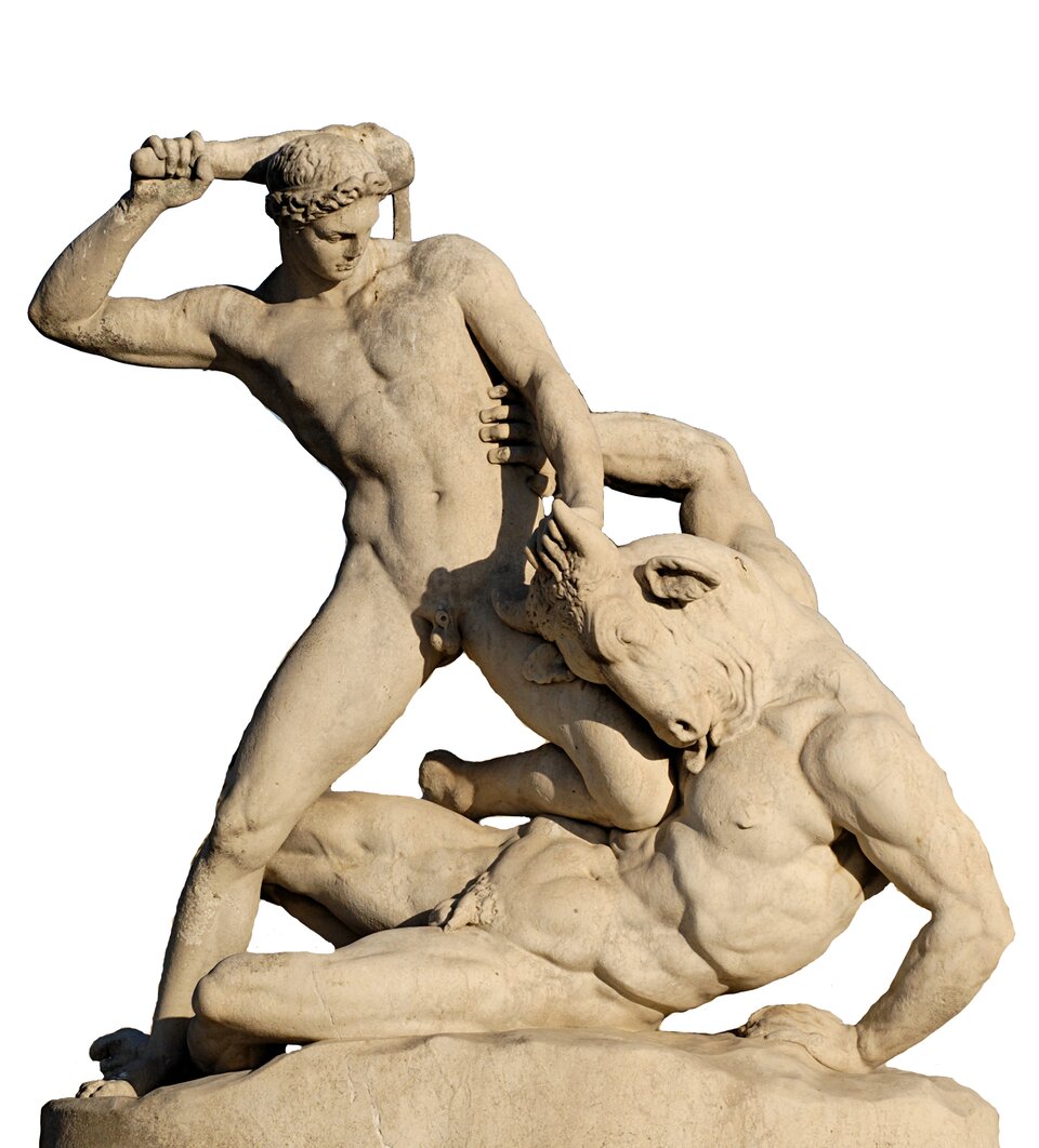 Zdjęcie przedstawia rzeźbę - dwie postaci. Mężczyzna po lewej lewą ręką chwyta za głowę postać o ciele mężczyzny i głowie byka. W drugiej ręce trzyma nad głową maczugę. Postać o głowie byka leży przytrzymywana przez mężczyznę kolanem. Obaj są nadzy i bardzo muskularni. Przedstawieni są w ruchu. Tło jest białe.