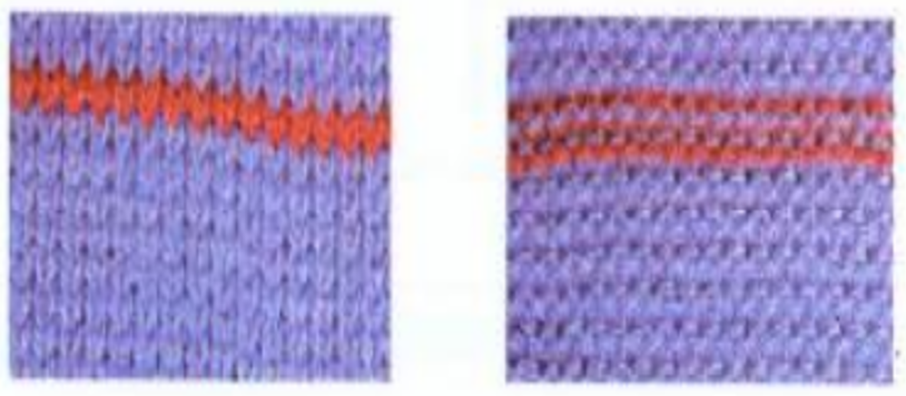 Zdjęcie przedstawia prawą i lewą stronę fragmentu dzianiny o splocie lewoprawym. Na niebieskiej dzianinie jest wzór z czerwonych linii.Nagranie tożsame z treścią.
