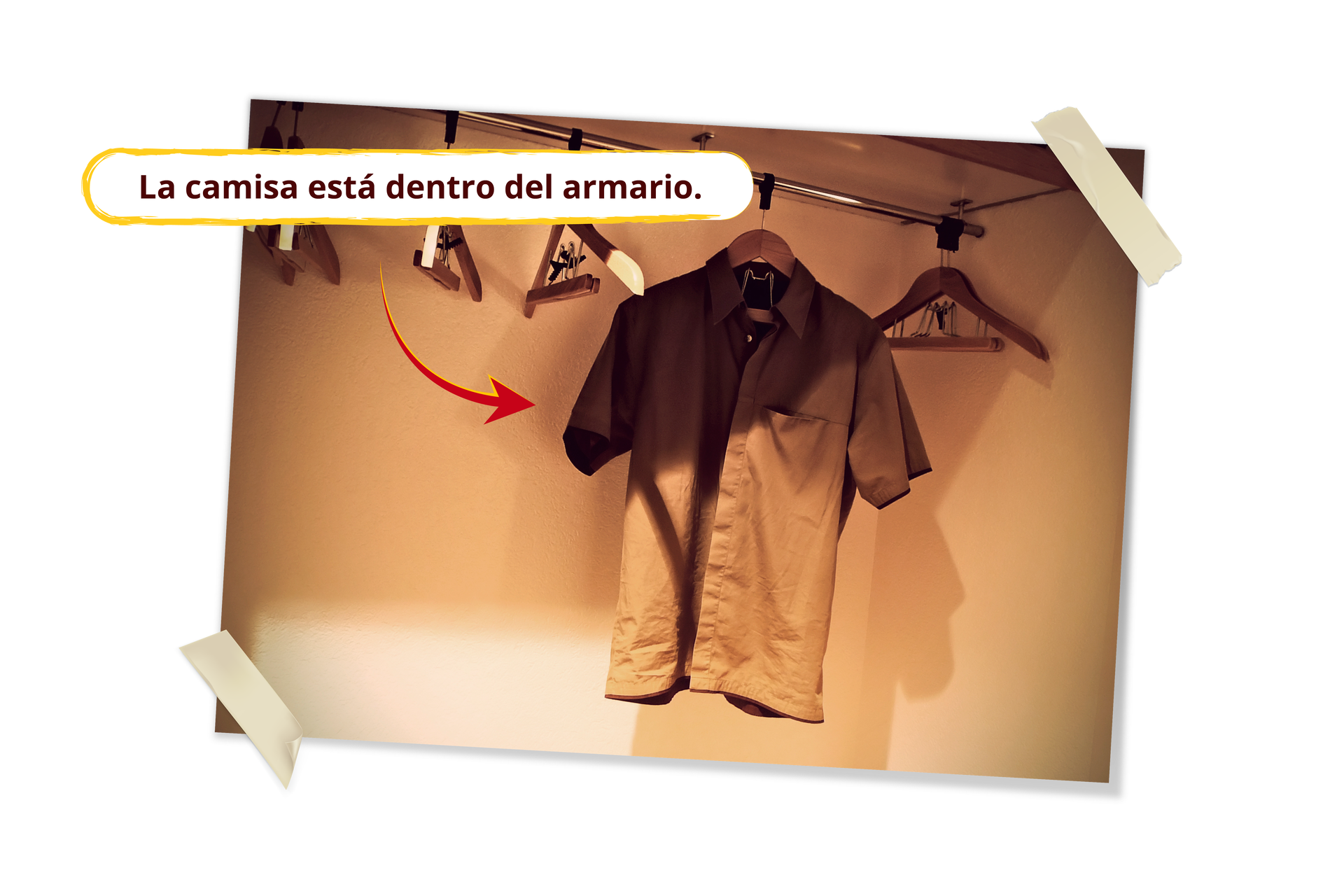 Widoczne jest wnętrze szafy i wisząca na wieszaku koszula. Podpis: La camisa está dentro del armario.