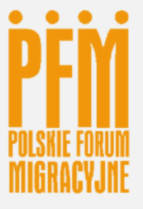 Ilustracja przedstawia logo Polskiego Forum Migracyjnego. Większą część ilustracji zajmują litery PFM nad którymi są cztery kropki, które w połączeniu z literami tworzą schematyczne ludzkie postaci. Pod literami jest napis: Polskie Forum Migracyjne.