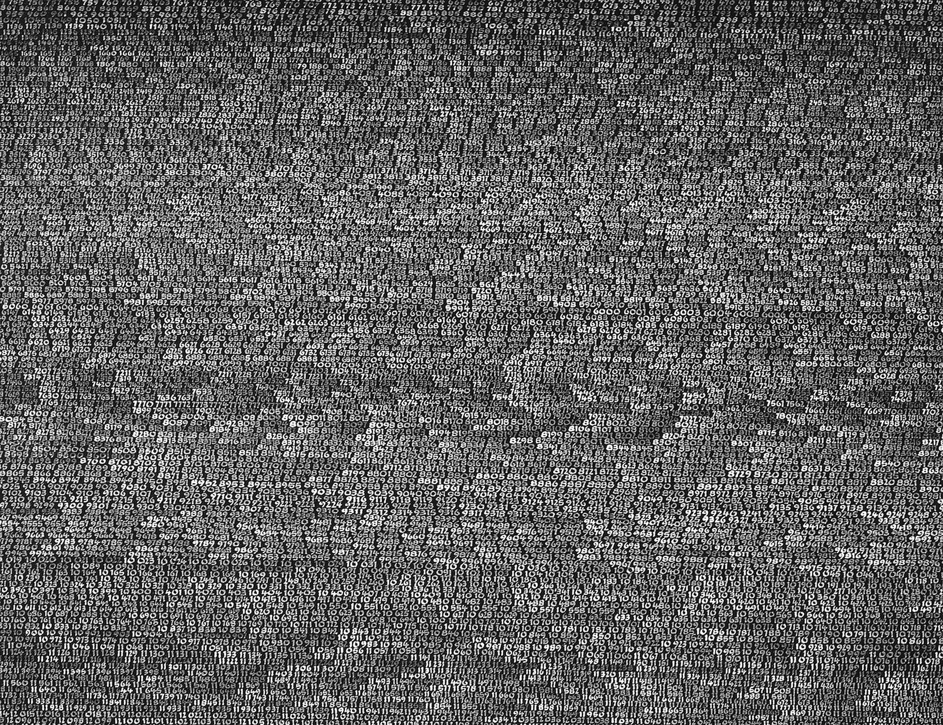 Ilustracja interaktywna o kształcie poziomego prostokąta przedstawia fotografię z wystawy pracy konceptualnej Romana Opałki „Opałka 1965 / 1 - ∞”. Zawiera zbiór cyfr zapisanych białym kolorem na szarej powierzchni. Cyfry zapisane są w rzędach, jedna za drugą. 