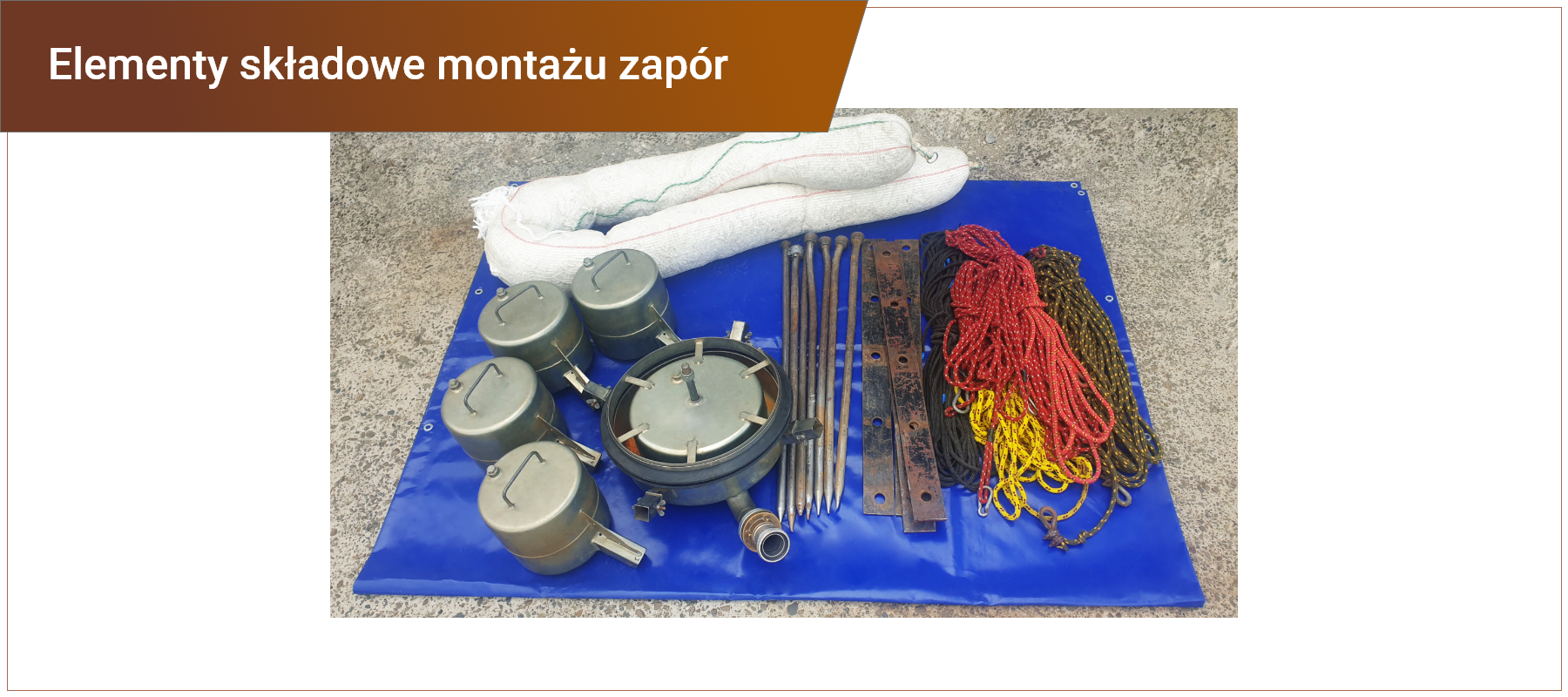 Zdjęcie w ramce z podpisem: elementy składowe montażu zapór. Przedstawia narzędzia na plandece. Są to: liny, metalowe płaskowniki i kotwy, pompa do zbierania substancji z przyłączem do zamontowania węża oraz urządzenia zatrzymujące i zbierające mieszaninę wodno‑olejową.