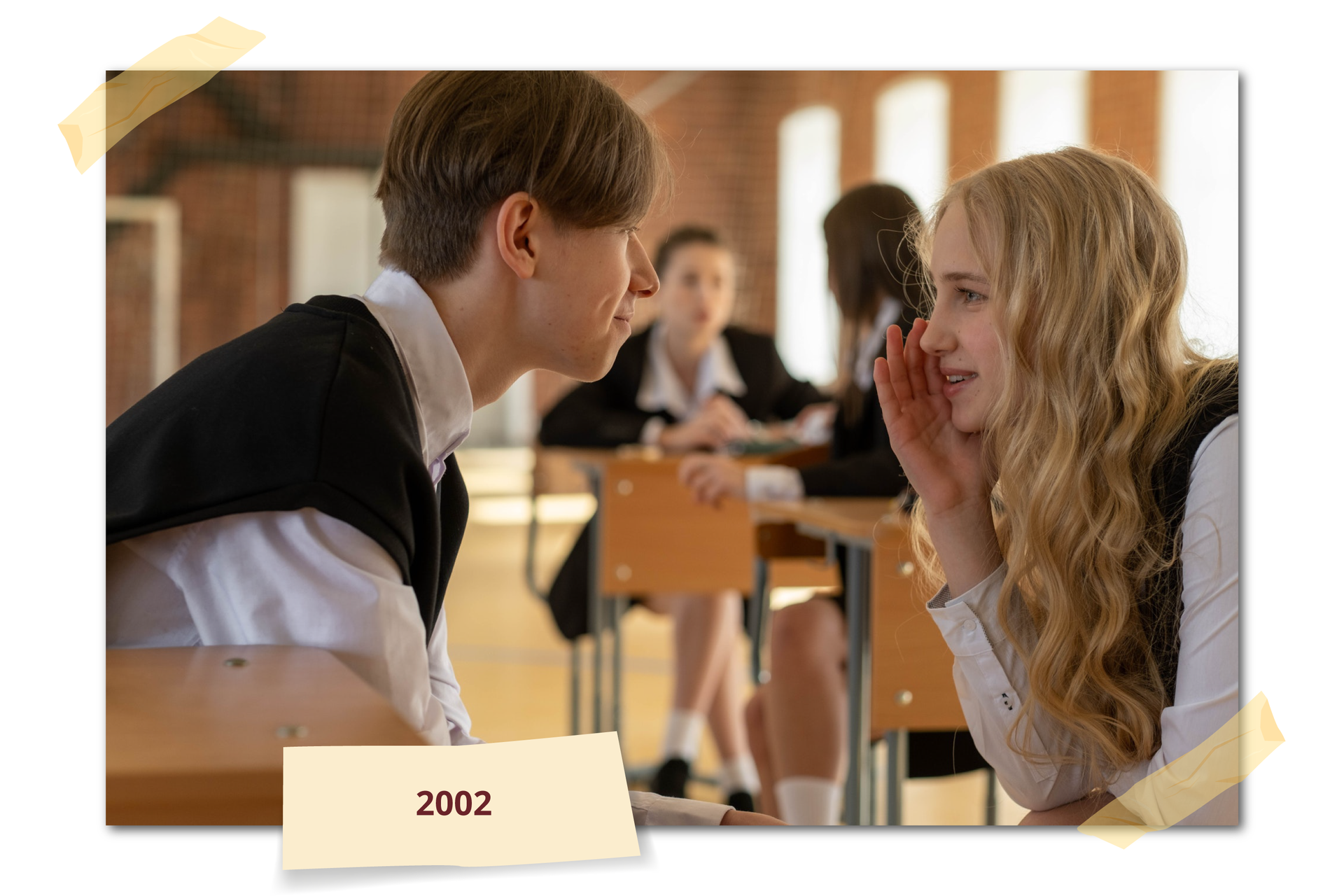 Ilustracja przedstawia ucznia i uczennicę, którzy wychylają się z ławek i coś do siebie mówią. Rok: 2002.