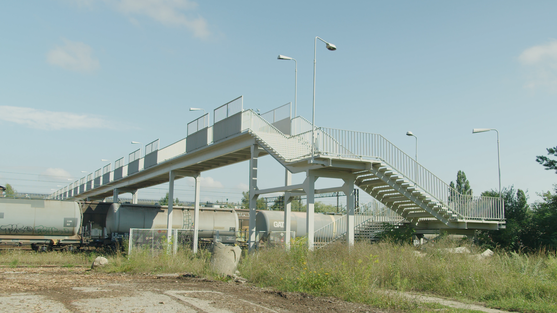 Ilustracja przedstawia kładkę dla pieszych.