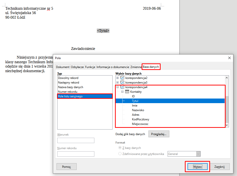 Ilustracja przedstawia tekst zawiadomienia, w którym szarym tłem zaznaczono słowo tytuł znajdujące się w ostrokątnym nawiasie. Poniżej zawiadomienia znajduje się otwarte okno zatytułowane Pola. U góry okna wybrano opcję Baza danych. Poniżej po lewej stronie z kategorii Typ wybrano opcję Pole listu seryjnego. Po prawej w kategorii wybór bazy danych z opcji korespondencja4, a następnie kontakty wybrano opcję tytuł. W dolnej części okna czerwoną ramką zaznaczono opcję wstaw. 