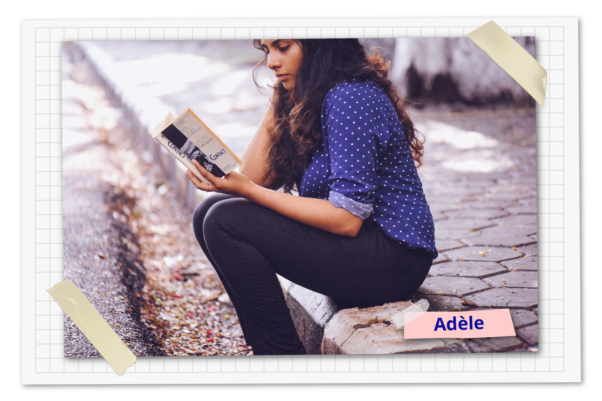 Ilustracja przedstawia młodą kobietę siedzącą na krawężniku i czytającą książkę. Podpis: Adèle.