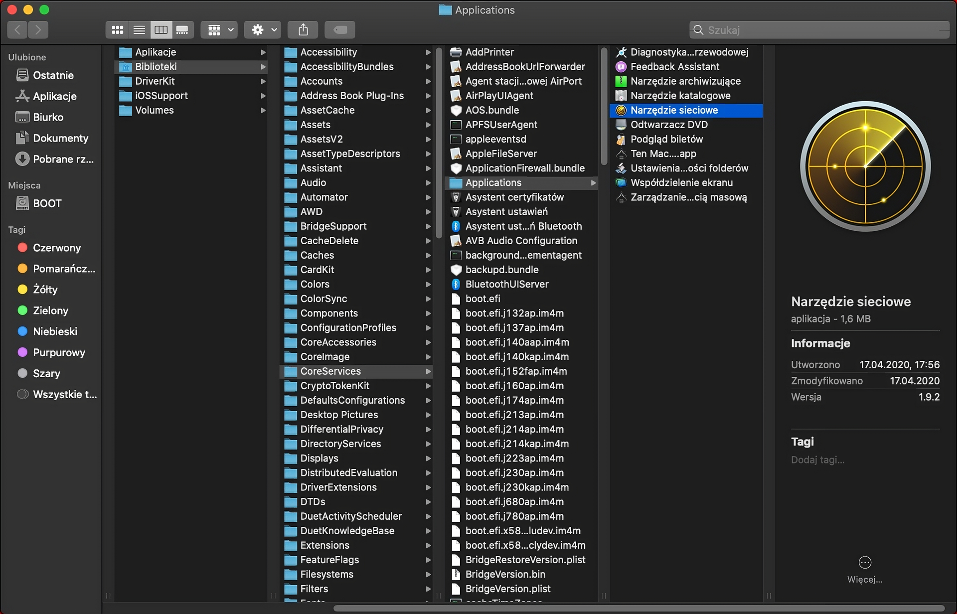 Ilustracja przedstawia okno Finder w systemie MacOS. Ukazana jest lokalizacja Narzędzia sieciowego, znajduje się ono kolejno w folderach: Biblioteki, CoreServices, Applications. 