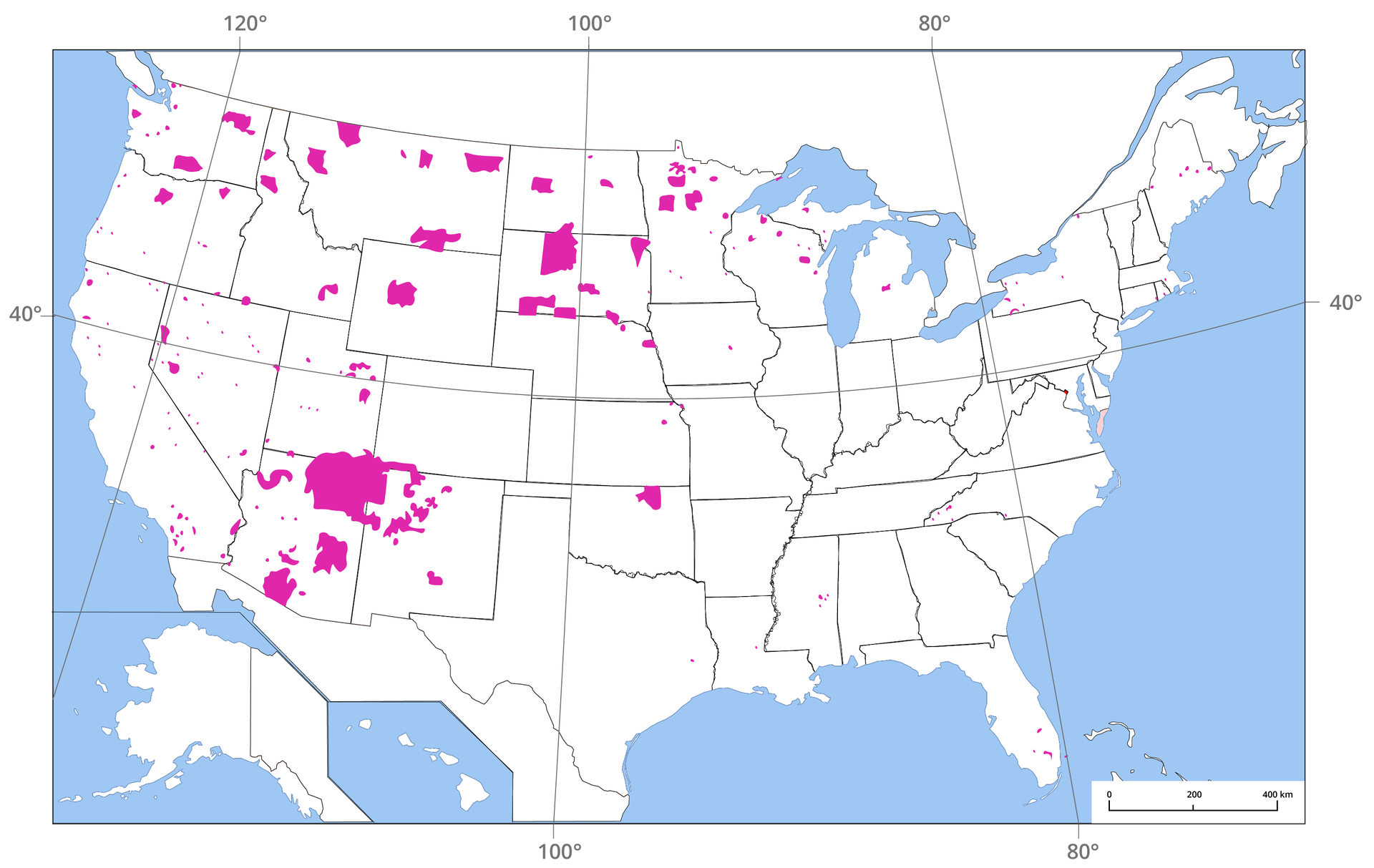 Mapa Stanów Zjednoczonych, na której poszczególne stany oddzielono od siebie czarnymi liniami, reszta obszaru jest biała. Różowym kolorem naniesiono obszary zajmowane przez rezerwaty Indian. Mieszczą się w zachodniej, północno zachodniej i północnej części kraju. Największy z nich położony pomiędzy stanami Utah, Kolorado, Arizona i Nowy Meksyk. Pozostałe o znacznie mniejszej powierzchni.