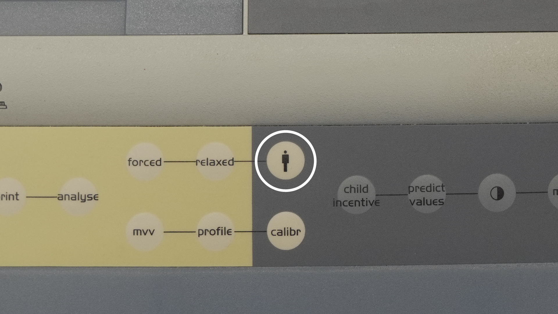 Na zdjęciu zaznaczony jest przycisk z ikoną sylwetki na obudowie spirometru.