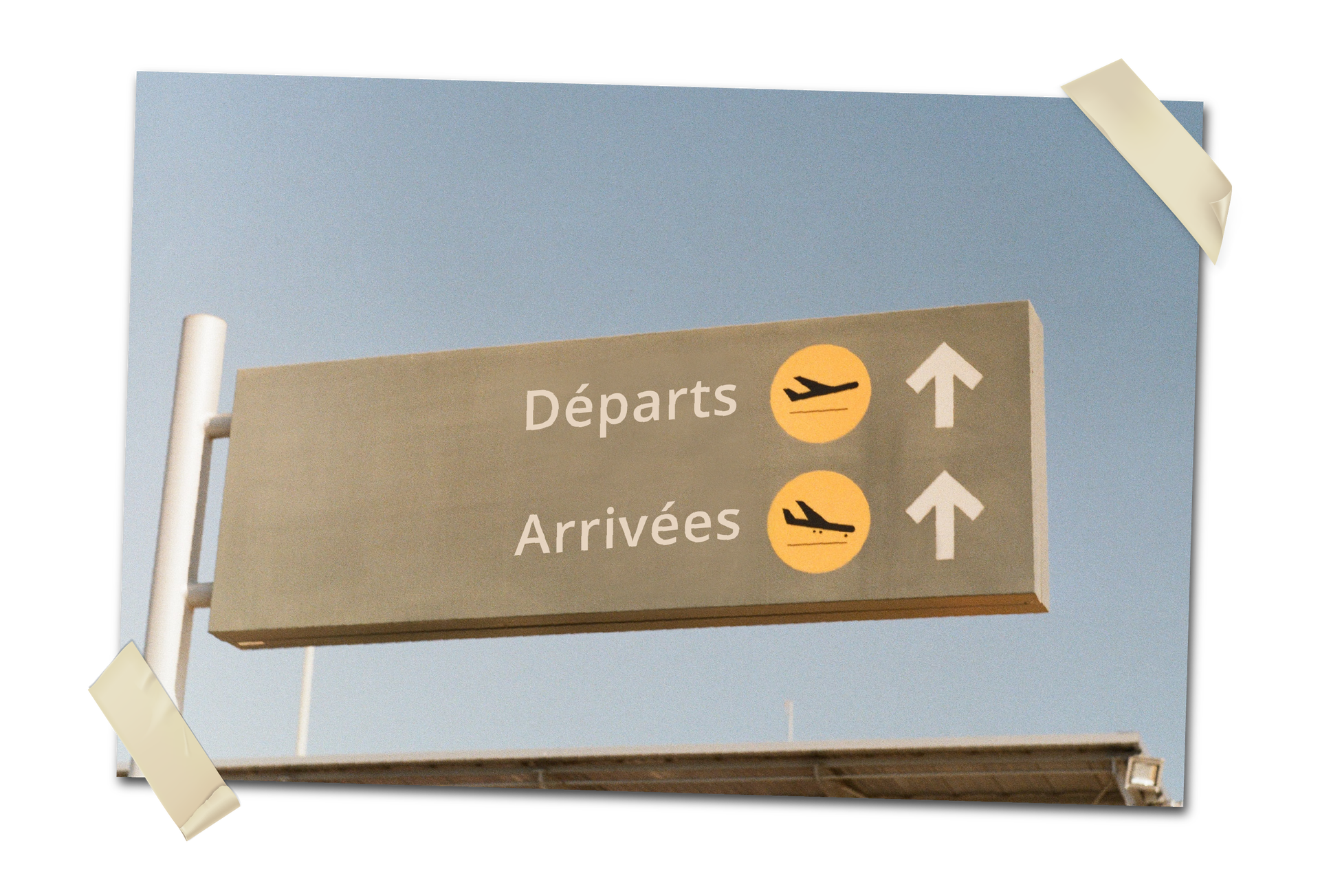 Ilustracja przedstawia znak prezentujący w jakim kierunku udać się do hali odlotów Départs i przylotów Arrivées.