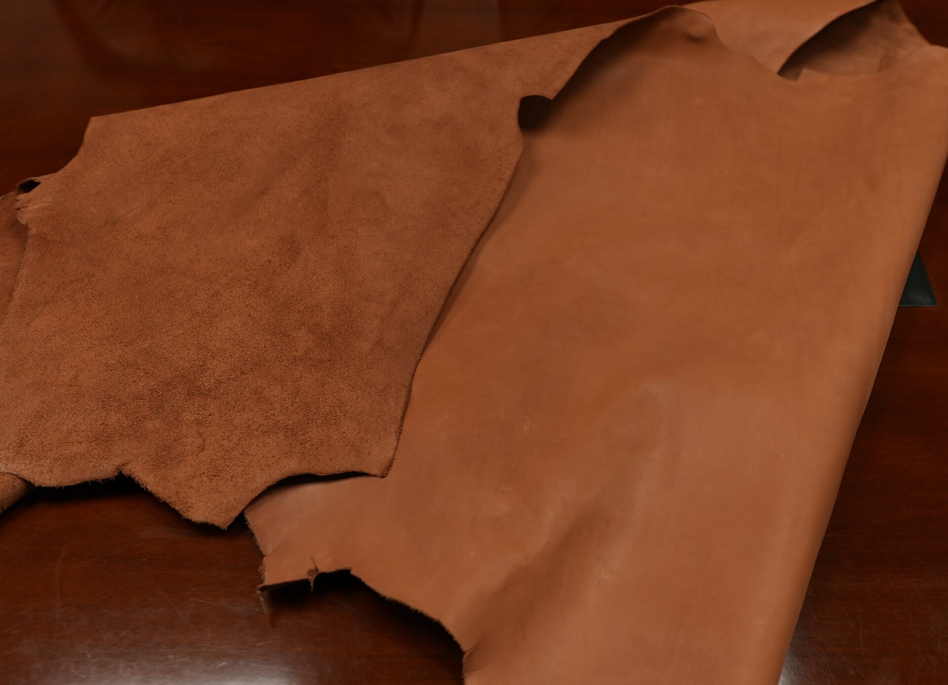 Zdjęcie przedstawia płat skóry garbowanej chromowo‑roślinnie. Od strony lica i mizdry skóra jest brązowa. 
