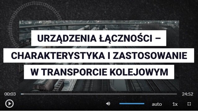 Zrzut ekranu przedstawia klatkę z filmu edukacyjnego, na której widoczny jest tytuł urządzenia łączności - charakterystyka i zastosowanie w transporcie kolejowym. W dolnej części ekranu znajdują się przyciski. Od lewej. Przycisk odtwórz, wstrzymaj. Następnie przycisk włączania i wyłączania dźwięku, pasek głośności, ścieżka alternatywna z audiodeskrypcją, napisy, jakość odtwarzania, prędkość odtwarzania, tryb pełnoekranowy.