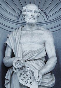 Na fotografii widać górną część, szaro‑niebieskiego, posągu przedstawiającego Teofrasta. Mężczyzna w średnim wieku, ubrany w togę, z odsłoniętymi częściowo ramionami i torsem. Na czubku głowy widać łysinę.