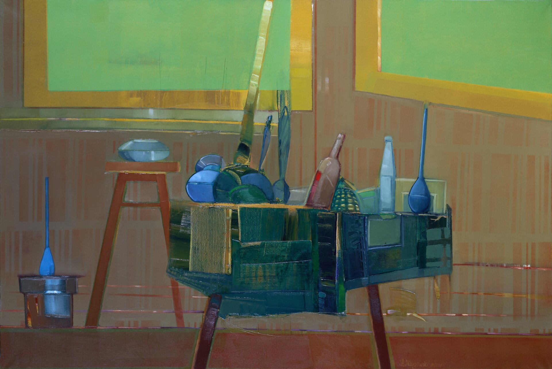 Ilustracja przedstawia obraz olejny „Martwa natura”, autorstwa Piotra Klugowskiego. Dzieło ukazuje ustawiony we wnętrzu stolik z umieszczonymi na nim podłużnymi i okrągłymi przedmiotami przypominającymi butelki, garnki i patelnie. Ze stolika zwisa niebiesko‑zielona draperia. Na dalszym planie obrazu znajduje się brązowa ściana z zawieszonymi na niej obrazami o zielonych płaszczyznach płótna i złotych ramach. Pod ścianą, po lewej stronie, stoi wysoki, brązowy stołek z niebieskim naczyniem a obok niego brązowo‑niebieskie wiadro. Obraz cechuje się dużym, niemal kubistycznym uproszczeniem form. Dla artysty nie jest ważny detal. Przy pomocy prostych środków wyrazu stara się oddać charakter przedstawionych przedmiotów. Praca wykonana została w chłodnej, niebiesko‑zielono‑brązowej tonacji barw z akcentami złotych żółci.