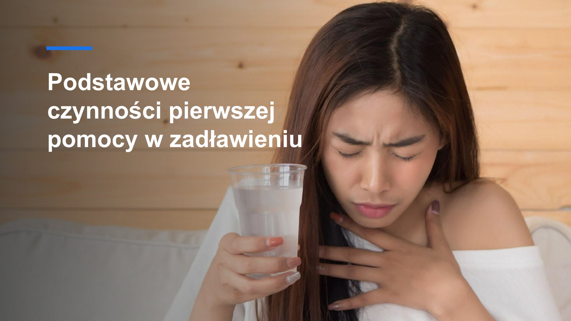 Slajd, na którym znajduje się zdjęcie młodej kobiety, która ma zamknięte oczy i lewą dłoń kładzie na klatce piersiowej. W prawej dłoni trzyma szklankę ze schłodzoną wodą. W lewym górnym rogu nagłówek: „Podstawowe czynności pierwszej pomocy w zadławieniu”.