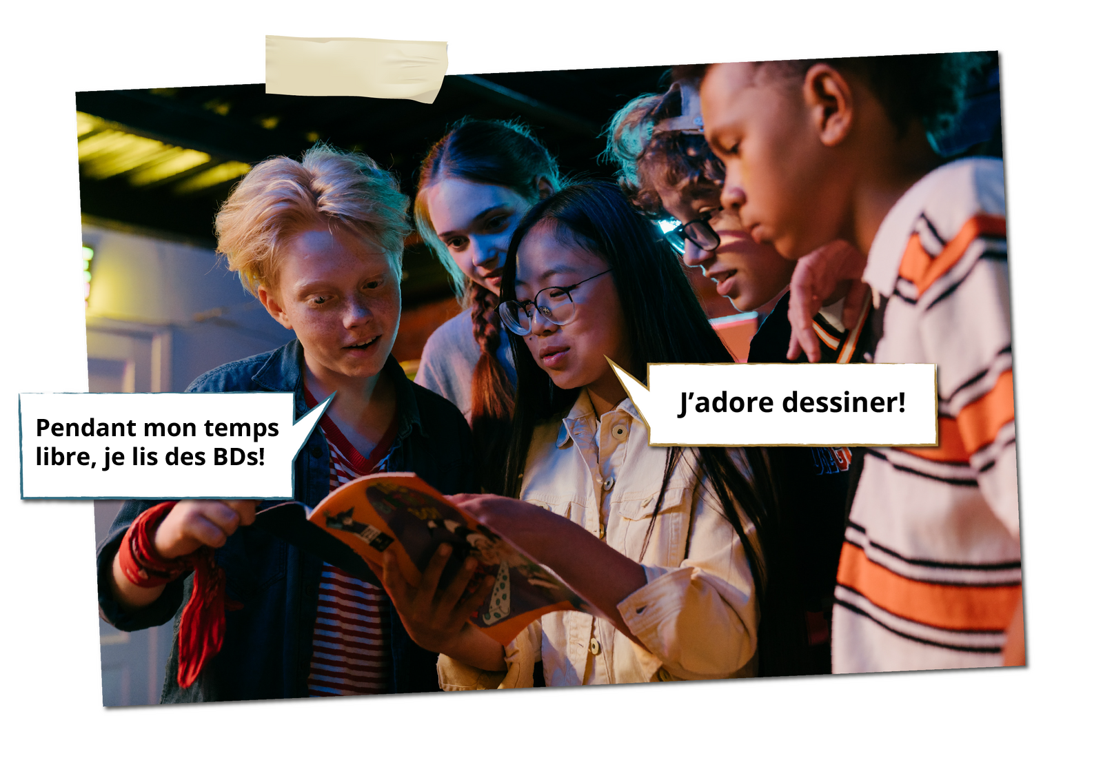 Ilustracja przedstawia grupę nastolatków oglądających książkę. Jeden z chłopców mówi: Pendant mon temps libre, je lis BDs!. Dziewczyna trzymająca książkę mówi: J'adore dessiner!