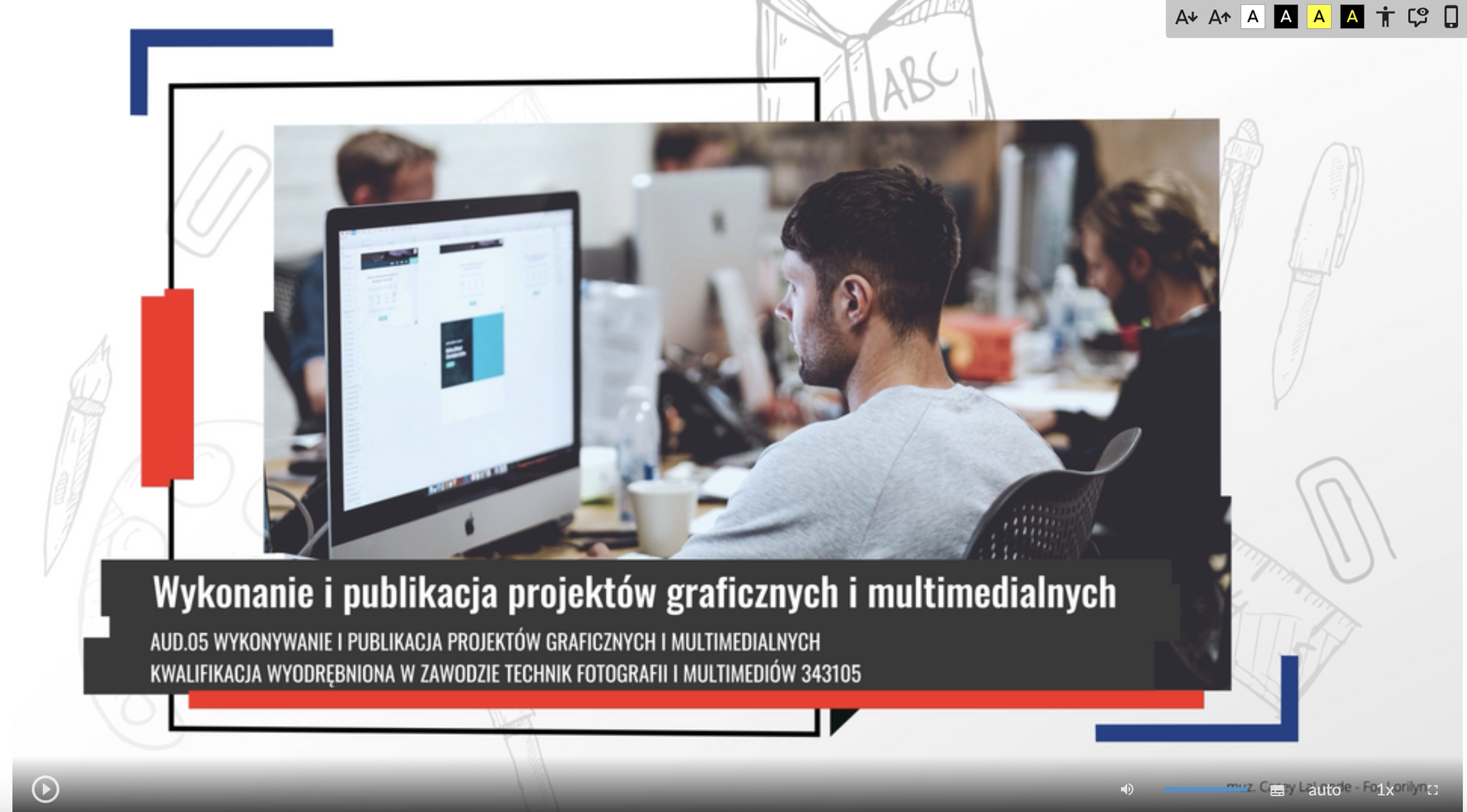 Ekran odtwarzania sekwencji filmowej nr 2. Publikacja projektu graficznego i multimedialnego. Zdjęcie z czołówki filmu przedstawia mężczyznę siedzącego przed komputerem.