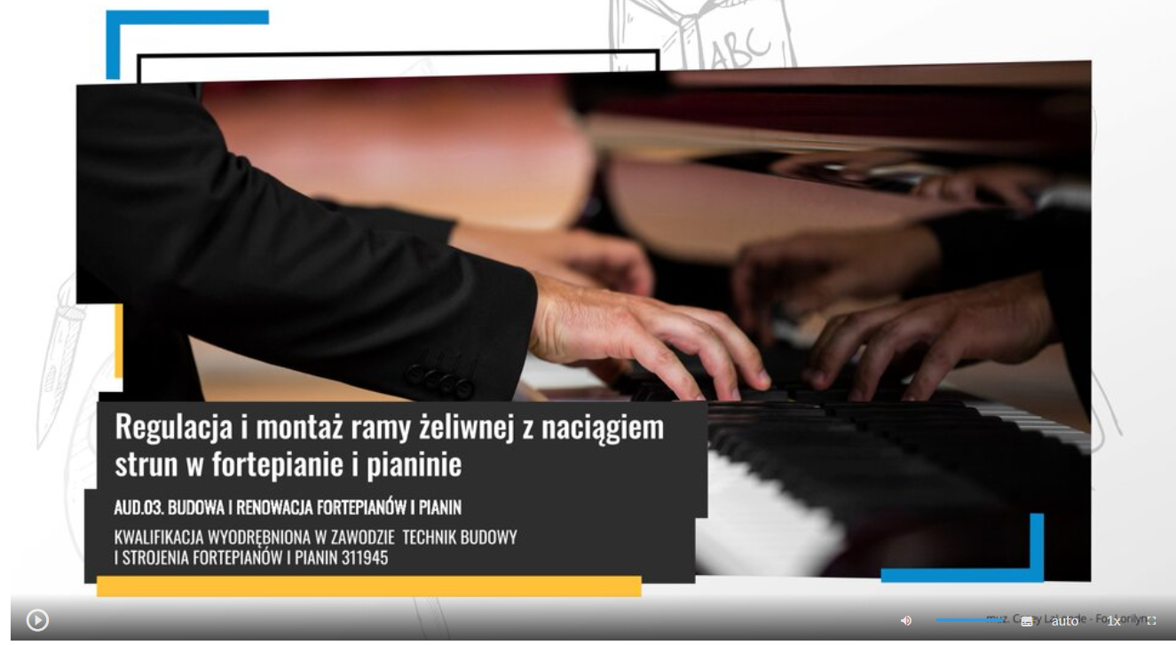 Zdjęcie przedstawia widok ekranu odtwarzania filmu edukacyjnego. Widoczny są ręce pianisty grającego na instrumencie. W lewym dolnym rogu widoczny jest napis z białych liter na czarnym tle – tytuł filmu Regulacja i montaż ramy żeliwnej z naciągiem strun w fortepianie i pianinie, oraz AUD.03 Budowa i renowacja fortepianów i pianin, kwalifikacja wyodrębniona w zawodzie technik budowy i strojenia fortepianów i pianin 311945. Poniżej pasek postępu filmu.