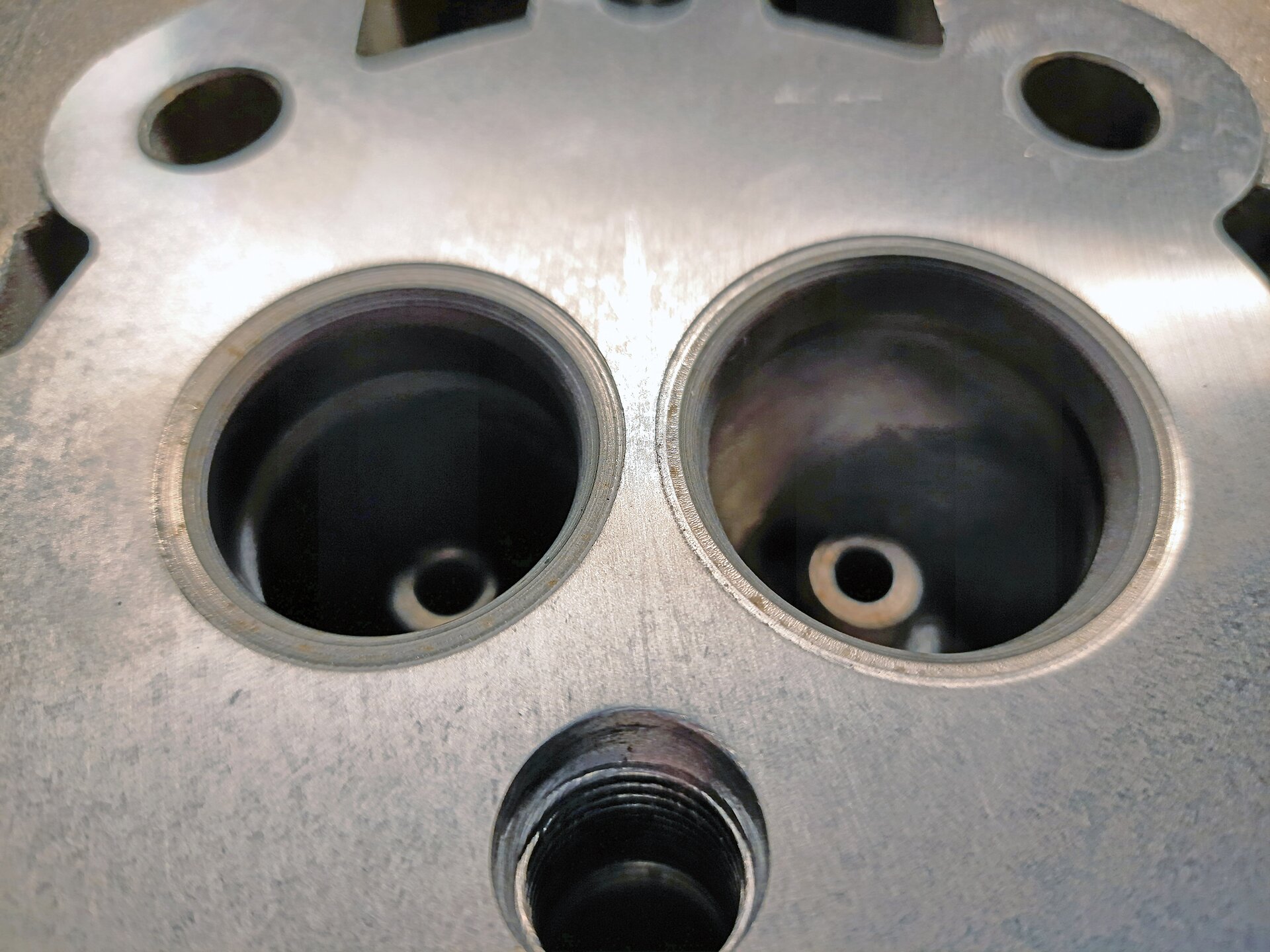 Na ekranie przedstawiono prowadnice zaworowe.