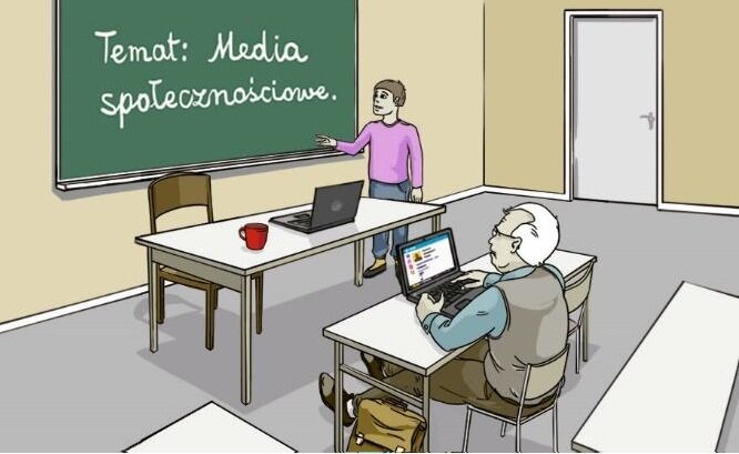 Na ilustracji widać pomieszczenie, w którym ustawione są ławki szkolne, po prawej stronie są zamknięte drzwi. W pierwszej ławce siedzi starszy mężczyzna, przed nim leży otwarty laptop.  Mężczyzna pisze na klawiaturze laptopa i patrzy na wiszącą na ścianie tablicę oraz stojącego obok niej chłopca. Na tablicy znajduje się zapis: Temat: Media społecznościowe. Obok tablicy stoi chłopiec i wskazuje ręką na napis. Po lewej stronie chłopca  stoi stolik, na którym leży otwarty laptop.  