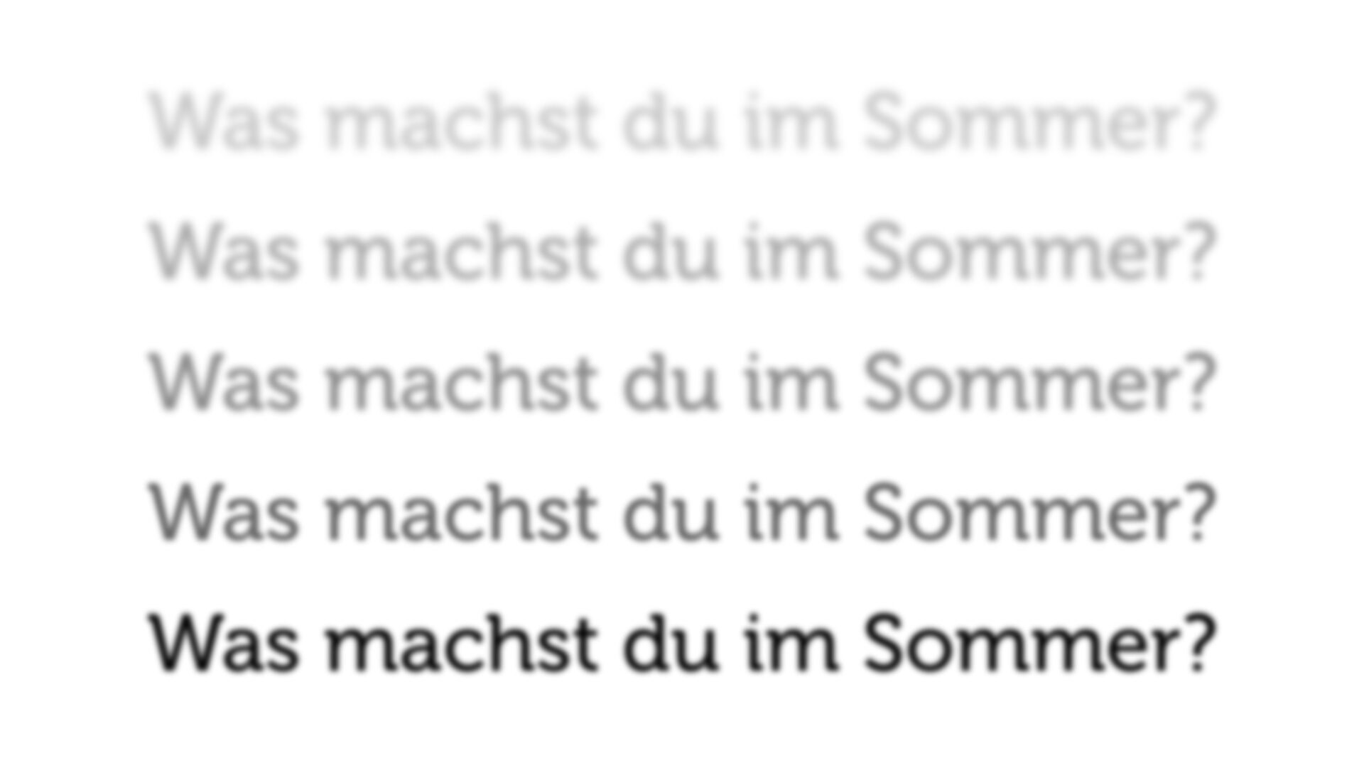 Na ilustracji znajduje się zapisany pięć razy napis Was machst du im Sommer?. Na samym dole jest on wyraźny, a każdy kolejny powyżej jest coraz bardziej rozmyty.