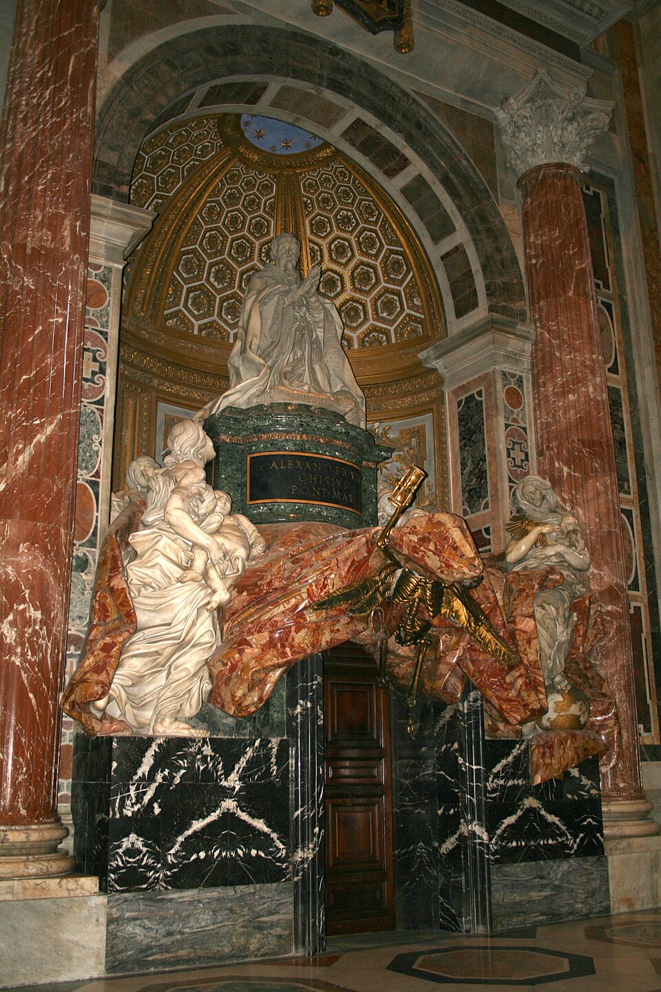 Ilustracja przedstawia grobowiec Aleksandra VII autorstwa Gianlorenzo Bernini, wykonany z białego, czerwonego i czarnego marmuru, złota i brązu. Dzieło znajduje się na tle dekorowanej, półkoliście wieńczonej niszy, po bokach zamkniętej pilastrami. Postać Aleksandra VII znajduje się na podwyższeniu z zielonego granitu, został przedstawiony w modlitewnej pozie. Pod figurą Bernini zaprojektował mocno udrapowaną tkaninę, na której po bokach znajdują się alegorie: Caritas i Veritas (po lewej) oraz Iustitia i niewidoczna na zdjęciu Prudentia (po prawej). Pod draperią i postaciami znajduje się czarna, marmurowa ściana z drzwiami, będącymi metaforycznym wejściem do komnaty grobowej, z której wyłania się kościotrup, wyciągający ramię w geście przestrogi przed śmiercią.
