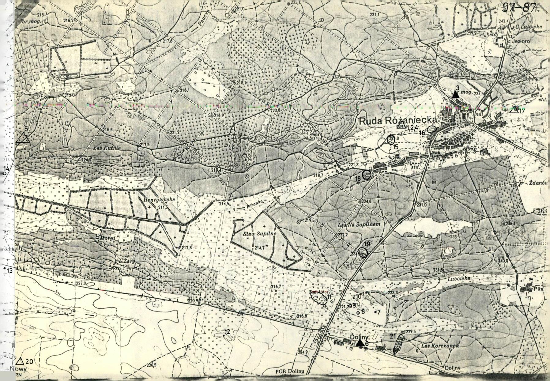 Zdjęcie przedstawia czarno‑białą mapę. Na mapie, z prawej strony, zostało zaznaczone miasto z podpisem: „Ruda Różaniecka”. W górnej, prawej stronie mapy, obszary zaznaczone są na szaro, a tereny znajdujące się w dolnym, lewym roku, na biało. Na mapie znajdują się liczne małe, nieczytelne napisy.