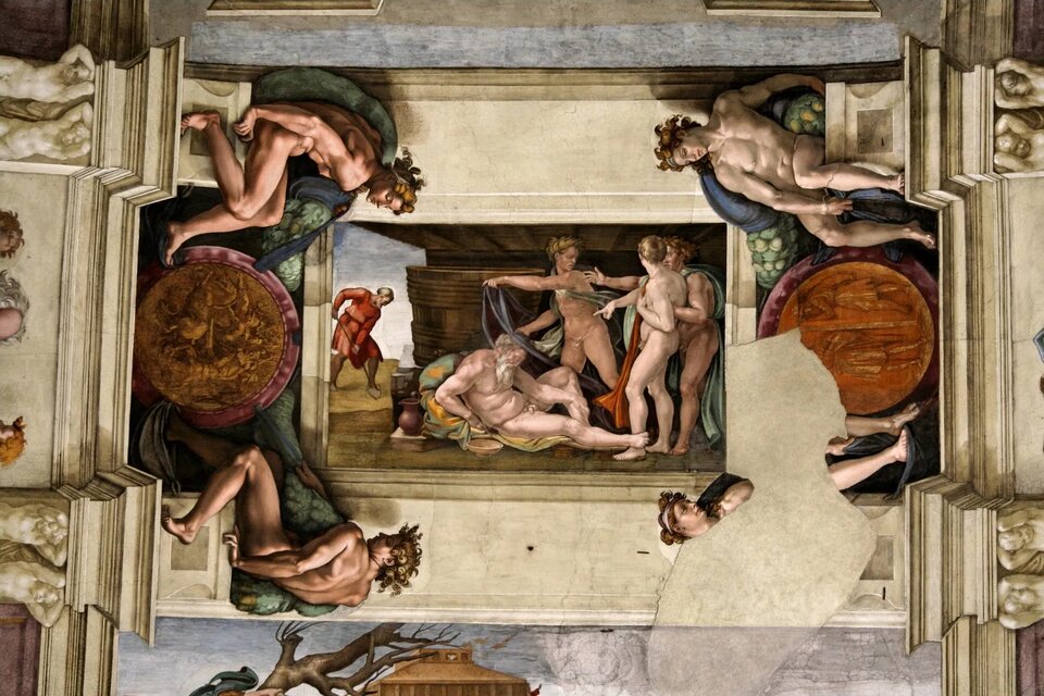 Ilustracja przedstawia fragment fresku, zdobiącego sklepienie Kaplicy Sykstyńskiej. Jest to prostokątne malowidło, na którym znajduje się kilka postaci. W centralnej części siedzi nagi Noe, przedstawiony jako starzec, z siwą brodą. Opiera się on o beczkę, pod którą stoi dzban. Siedzi bezwładnie, głowę schyla w dół, ma zamknięte oczy. W prawej części malowidła stoją trzej młodsi mężczyźni. Trzymają oni różne tkaniny, a jeden z nich okrywa nią starszego mężczyznę. Jeden z młodych mężczyzn wskazuje palcem na Noego. Młodzi są zwróceni ku sobie, jakby rozmawiali. Po lewej stronie malowidła, ustawiony dalej od widza znajduje się mężczyzna w pomarańczowych szatach, bosy, który kopie w ziemi łopatą. Dookoła prostokątnego malowidła znajdują się cztery postacie nagich mężczyzn, siedzących na kamiennych blokach, a pomiędzy obiema parami mężczyzn znajdują się okrągłe, złotawe medaliony.