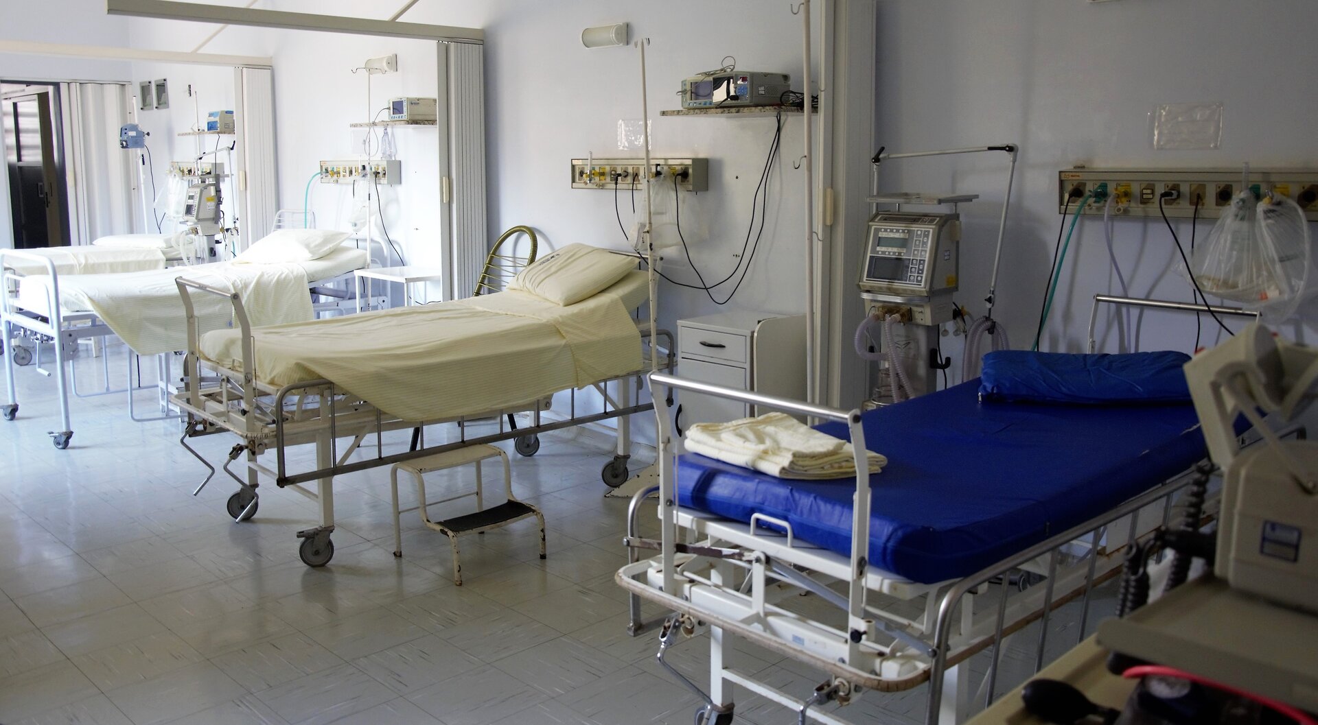 Ilustracja przedstawia salę szpitalną.