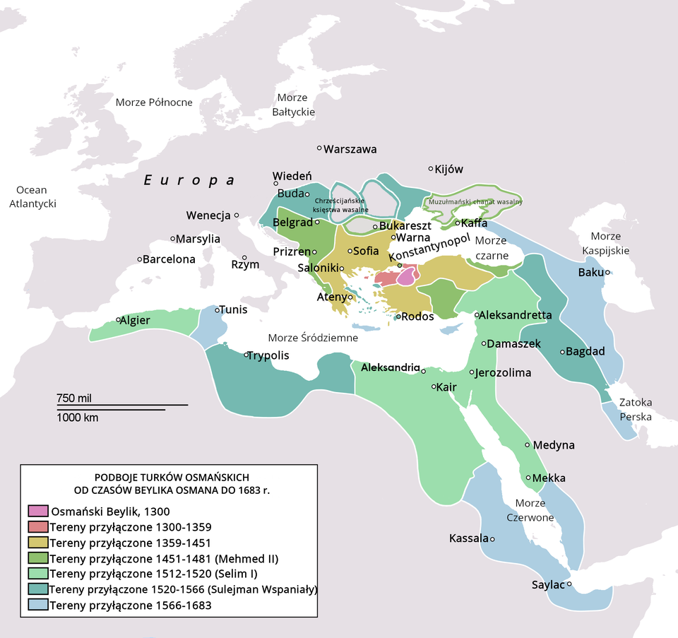 Ilustracja przedstawia mapę Europy wraz z zaznaczonym terytorium Imperium Osmańskiego. Obejmowało ono południową Europę, Bliski Wschód i północną Afrykę. Na mapie oznaczono podboje Turków Osmańskich od czasów Beylika Osmana do 1683 roku.  Osmański Beylik 1300 rok, tereny południowej Turcji.  Tereny przyłączone 1300 – 1359 obejmowały południowo‑zachodnie tereny Turcji.  Tereny przyłączone 1359 – 1451 obejmowały południowe tereny półwyspu Bałkańskiego i centralnej Turcji. Tereny przyłączone 1451 – 1481 (Mehmed II) to zachodnie tereny Półwyspu Bałkańskiego, wschodnie tereny Turcji. Tereny przyłączone 1512 – 1520 (Selim I) to północne tereny Afryki, wschodnie tereny Bliskiego Wschodu. Tereny przyłączone 1520 – 1560 (Sulejman Wspaniały) to północne tereny Afryki, tereny Iranu. Tereny przyłączone 1566 – 1683 to tereny wschodniego wybrzeża Afryki i zachodniego wybrzeża Półwyspu Arabskiego. 