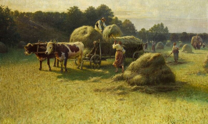 Ilustracja przedstawia chłopów podczas prac polowych. Mężczyzna stoi na wozie drabiniastym zaprzęgniętym w dwa woły. Wóz jest załadowany sianem, które stojąca obok wozu kobieta wrzuca na wóz za pomocą wideł. Obok niej wielka kupa siana, czekająca na załadunek. W oddali inni pracuja w podobny sposób. W oddali snopki siana, wóz drabiniasty wysoko załadowany sianem, pracujący ludzie.