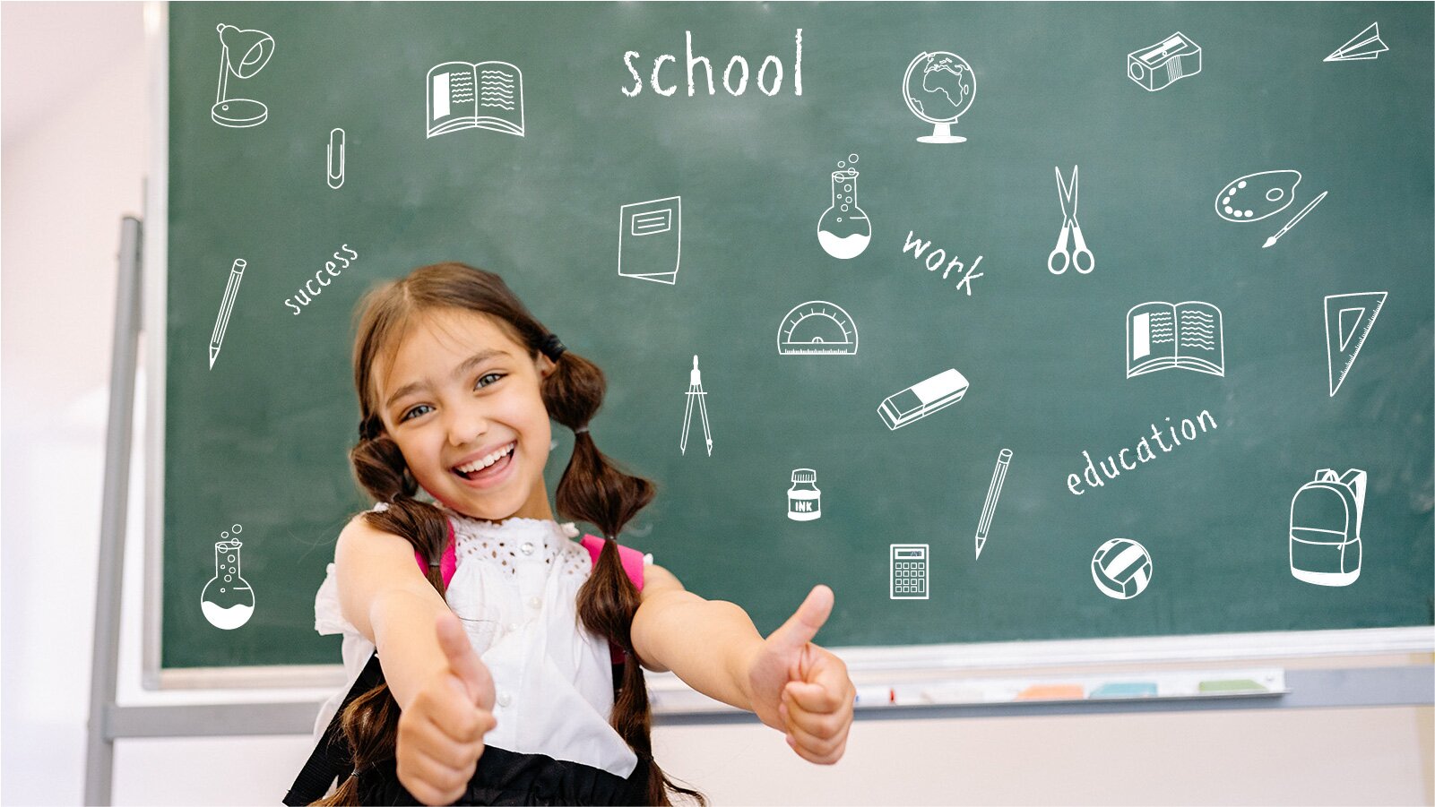 Zdjęcie przedstawia dziewczynkę, w ujęciu od pasa w górę, stojącą przed tablicą. Dziewczynka ma długie, ciemne włosy związane w dwa kucyki poprzewiązywane gumkami, jest ubrana w białą bluzkę, na plecach ma plecak. Dziewczynka uśmiecha się szeroko i  unosi oba kciuki do góry. Za nią jest widoczna tablica, na której wypisano różne słowa  w języku angielskim: school, work, education, success. Między słowami widoczne są narysowane różne przybory szkolne: spinacz, ołówek, probówka, książki, zeszyty, cyrkiel, kątomierz, gumka do ścierania, kałamarz atramentem, kalkulator, globus, nożyki, temperówka, paleta z farbami, ekierka, plecak, samolot z papieru, lampka i piłka.