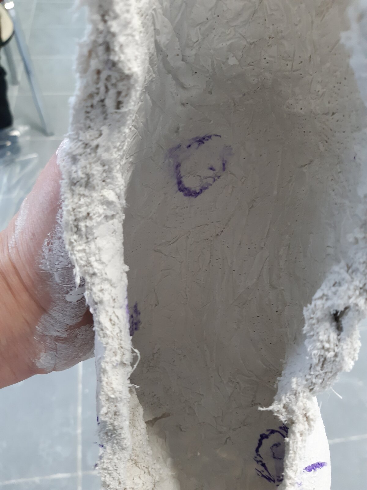 Zdjęcie przedstawia wnętrze odlewu z zaznaczonymi bolesnymi miejscami.