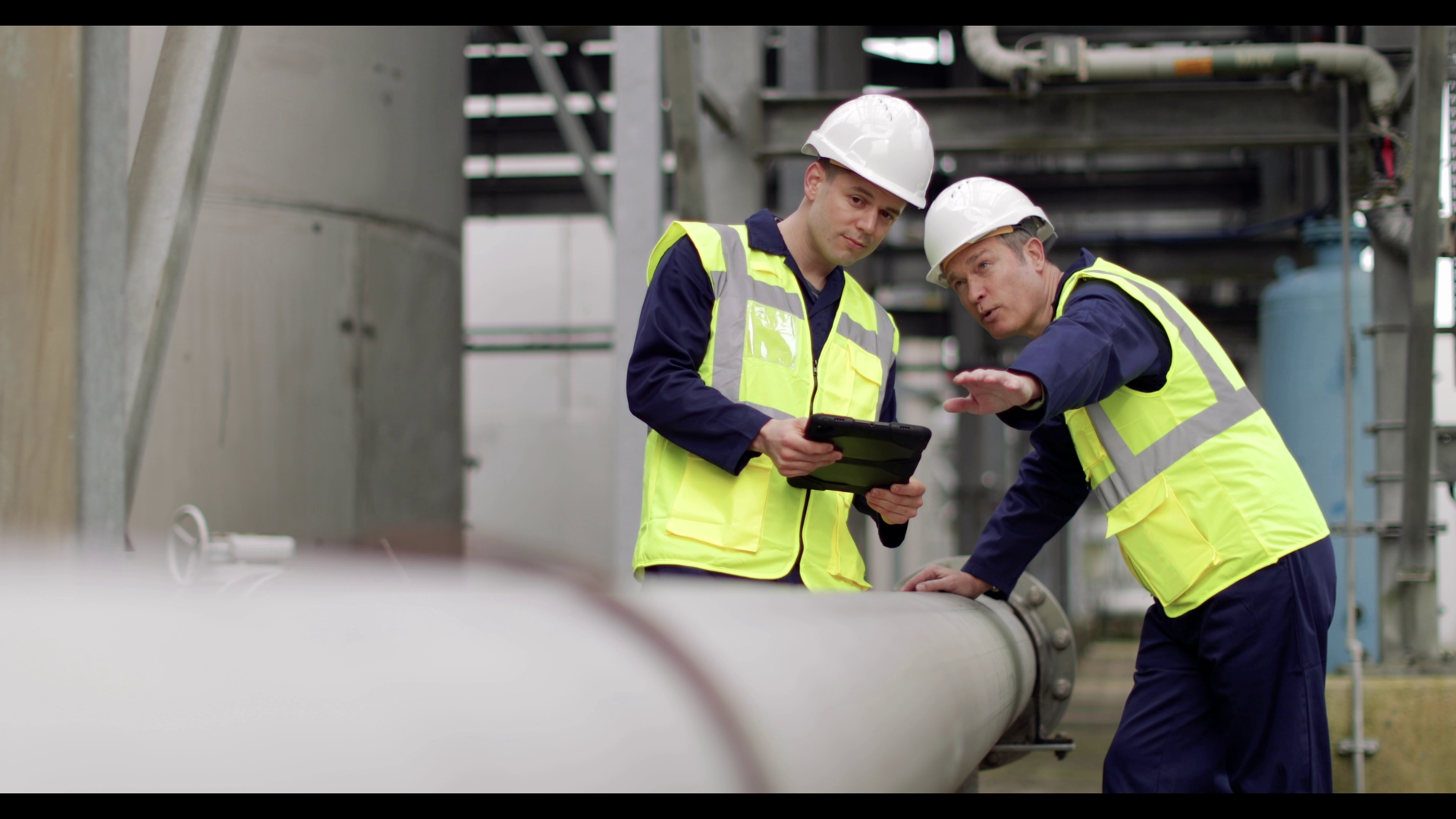 6. Odbiór techniczny – po zakończeniu budowy rurociąg musi przejść odbiór techniczny. Kontroli w ramach odbioru podlega szczelność i wytrzymałość rurociągu, a także sprawność działania wszystkich urządzeń powiązanych z rurociągiem. Przeprowadza się również badania tłokiem do pomiaru geometrii i grubości ścianki rurociągu.