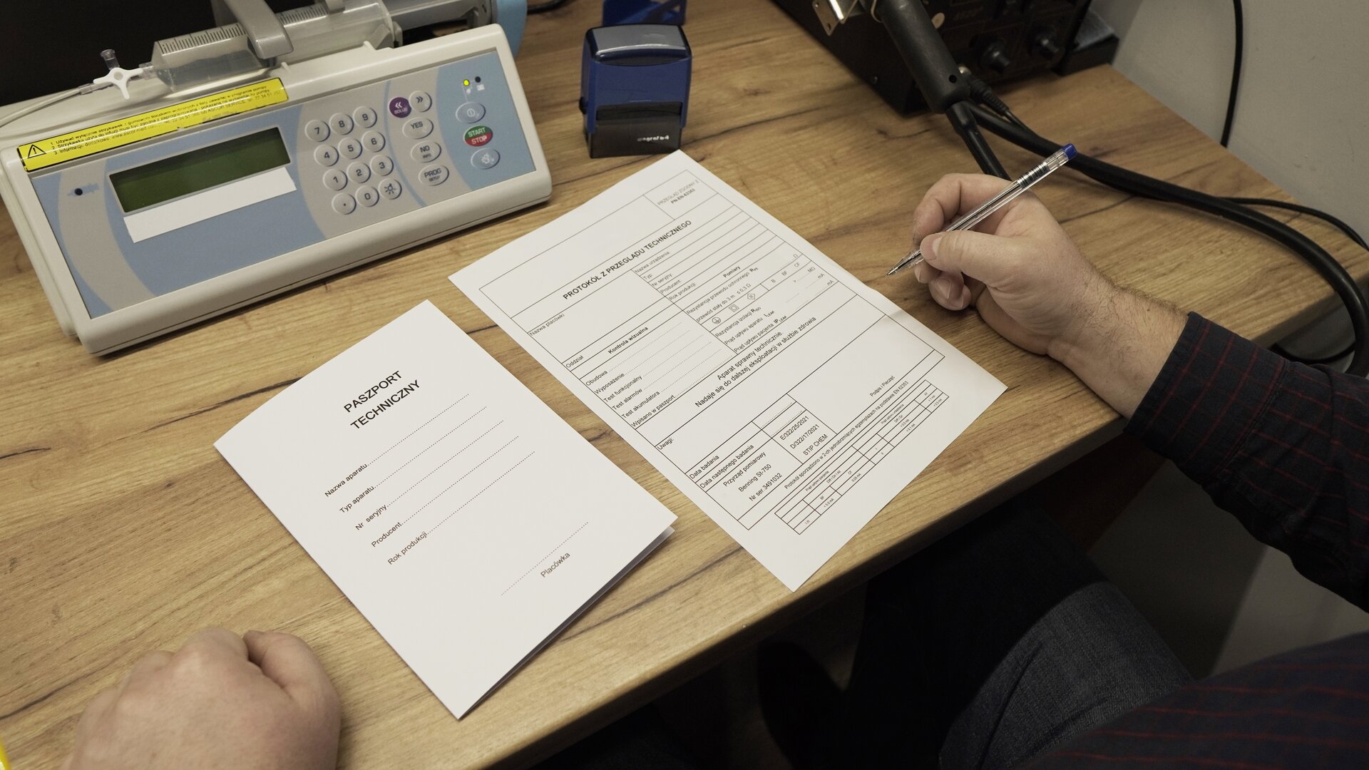 Na zdjęciu technik wypełnienia paszport techniczny testowanej pompy infuzyjnej.
