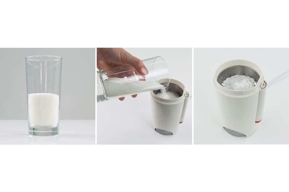 Ilustracja przedstawia trzy fotografie, pokazujące kolejno: cukier w szklanym pojemniku, przesypywanie cukru ze szklanego pojemnika do blendera oraz cukier znajdujący się w blenderze.