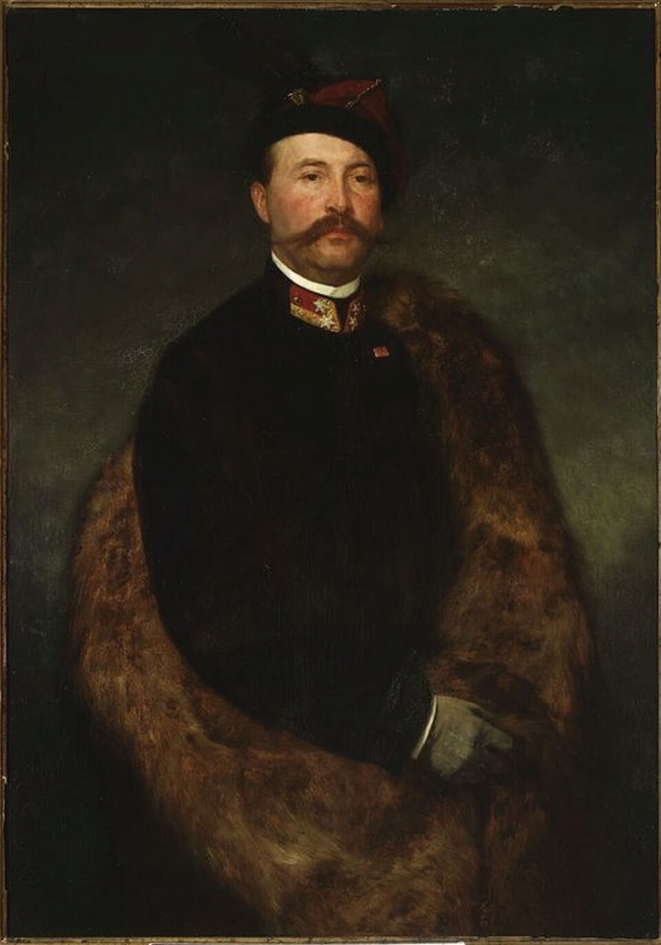 Ilustracja przedstawia „Portret Maksymiliana Rodakowskiego” Henryka Rodakowskiego. Mężczyzna ubrany jest w mundur. Przez ramię ma przewieszone duże futro. Na dłoniach ma założone rękawiczki. Wzrok ma skierowany w kierunku widza.