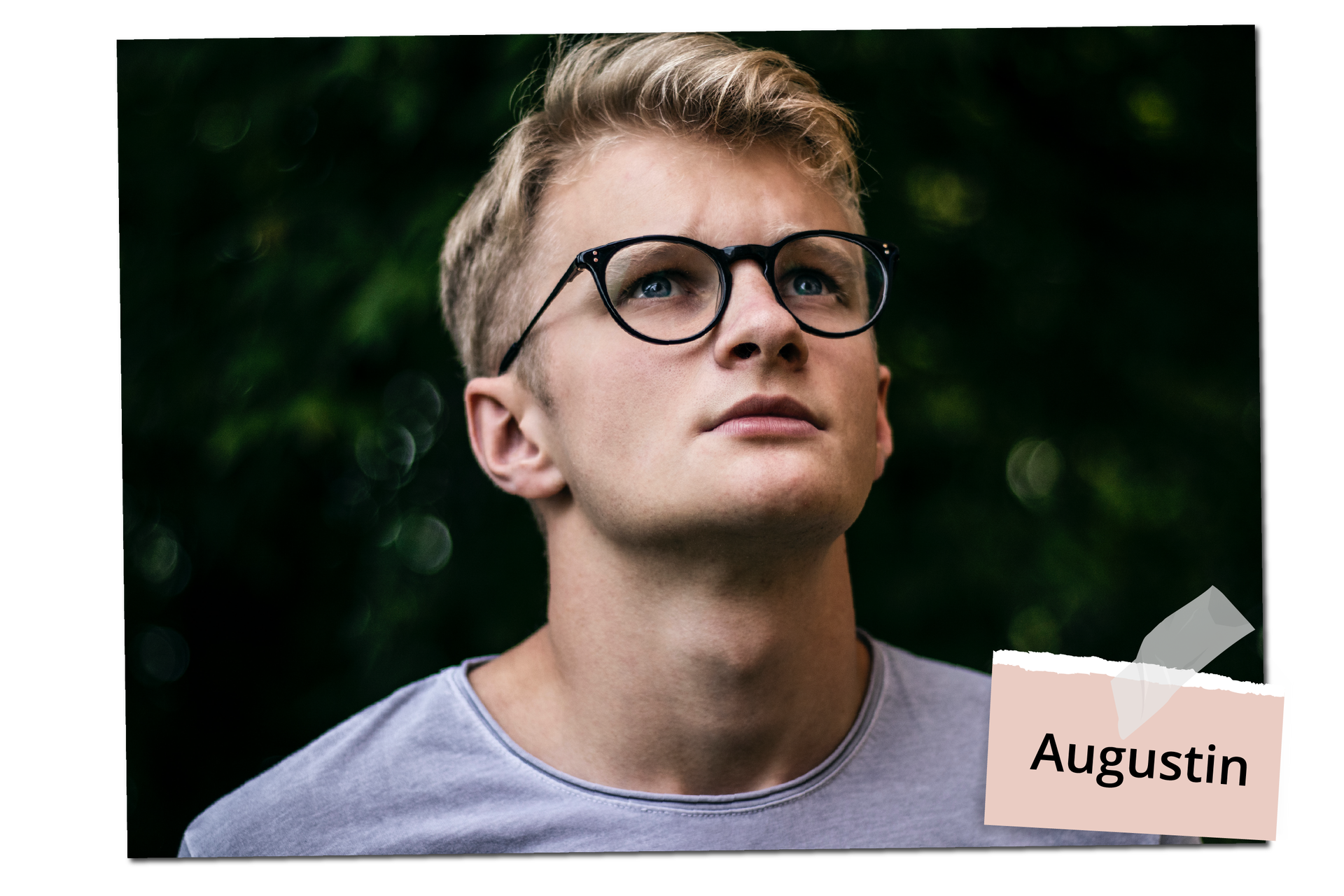 Na zdjęciu widoczny jest nastolatek o krótkich blond włosach noszący okulary. Na zdjęciu znajduje się podpis: Augustin.