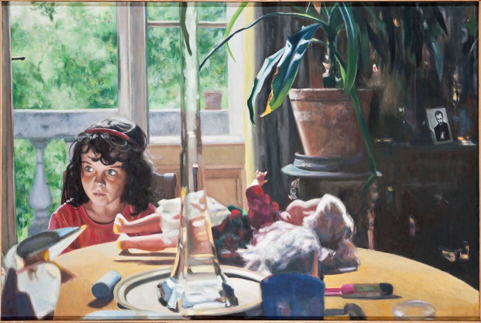 Ilustracja przedstawia obraz Łukasza Korolkiewicza "Demony".Scena rozgrywa się wewnętrzu z dużym oknem. Na pierwszym planie widoczna część żółtego blatu stołu, na nim, po środku, wysoki wąski, cylindryczny, przezroczysty wazon ucięty górną krawędzią obrazu, pod nim metalowa, okrągła taca. Po obu stronach różne przedmioty i zabawki, za wazonem leżąca na boku, bosa, lalka w białej spódniczce, przepasanej zielono‑czerwoną tkaniną, i czerwonej bluzce, o białych, bujnych włosach, pokrytych refleksami świetlnymi. Za stołem, z lewej strony, siedzi na krześle dziewczynka widoczna w 3/4 zwrócona w lewą stronę. Ubrana w czerwono‑różową bluzkę, we włosach ma czerwoną, wąską, opaskę. Za nią duże okno balkonowe, w głębi widoczne szare tralki i zieleń drzew. Po prawej stronie stołu duża, brązowa doniczka z kwiatkiem o zielonych, podłużnych, ostro zakończonych liściach. Doniczka stoi na drewnianym, okrągłym, stoliku w tonacji brązów i szarości, z dwiema widocznymi nogami. W głębi kredens, na półce którego stoi mała, czarno‑szara fotografia księdza Jerzego Popiełuszki w szarej, prostej ramce. Na kredens padają refleksy światła.