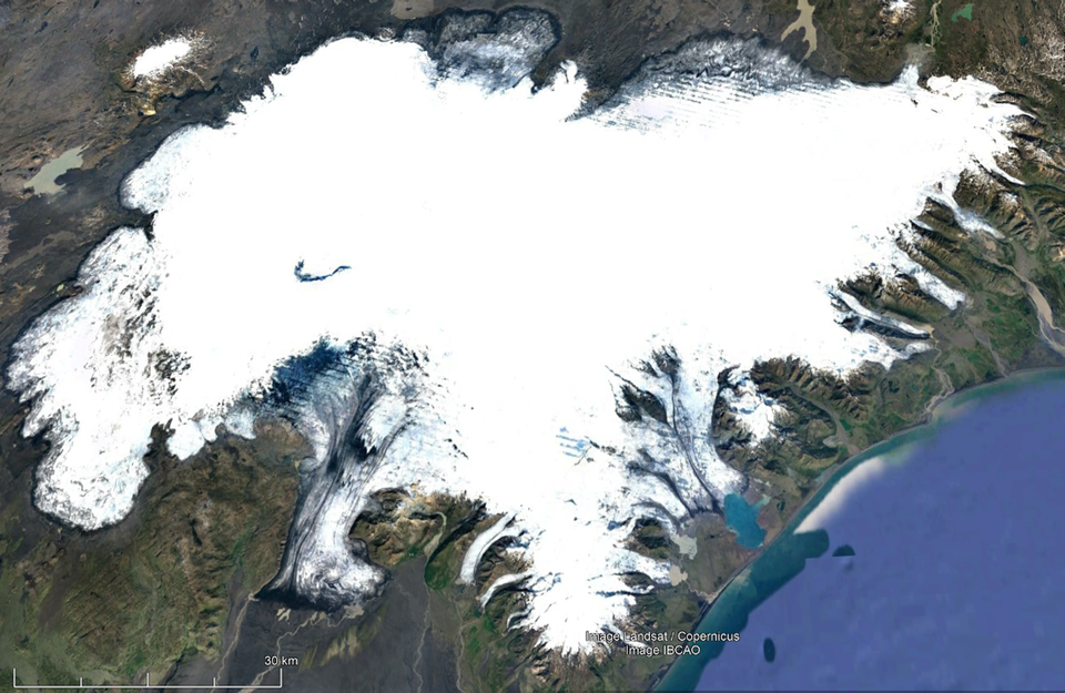Na ilustracji jest fragment mapy południowo‑wschodniej Islandii z obszarem zaznaczonym kolorem białym - to czapa lodowca Vatnajökull. Ma nieregularne obrzeża - liczne jęzory lodowca.    