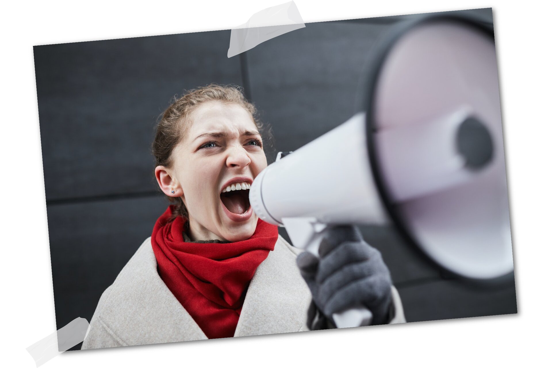 Na zdjęciu widoczna jest kobieta krzycząca przez megafon. 