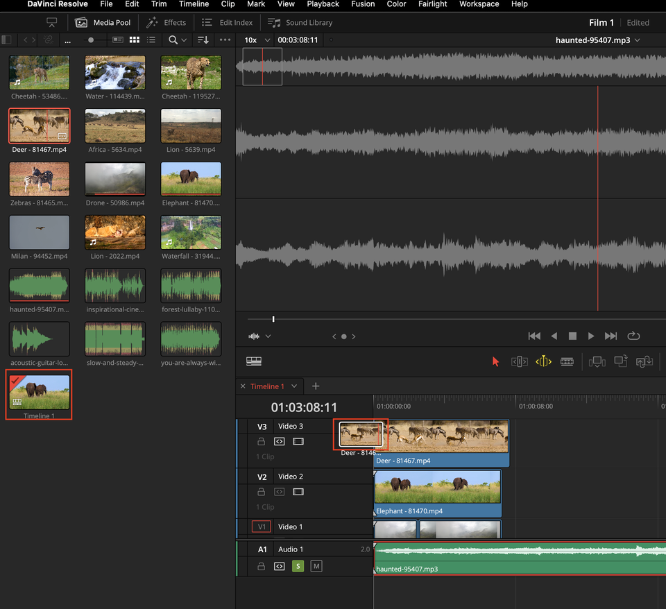 Ilustracja przedstawia otwarty program DaVinci Resolve. U góry na pasku zadań została wybrana opcja DaVinci Resolve, a następnie Preferences. Po lewej stronie programu znajdują się liczne pliki graficzne i dźwiękowe, a po prawej znajdują się ścieżki montażu. 