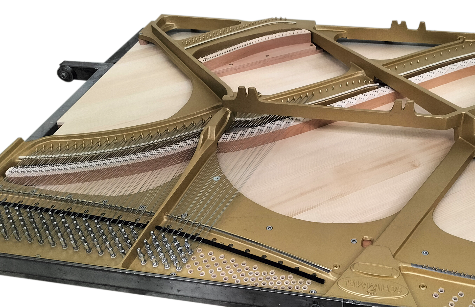 Zdjęcie przedstawia fragment strojnicy, ramy żeliwnej i szkieletu fortepianu. Od metalowych kołków stroikowych w dolnej lewej części odchodzą wiązki drutów stalowych, które kończą się na kołkach zaczepowych w górnej prawej części na ramie żeliwnej.